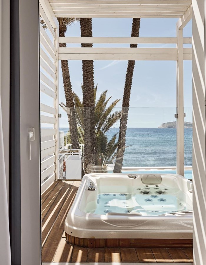 JUNIOR SUITE SEA VIEW WITH OUTDOOR JACUZZI