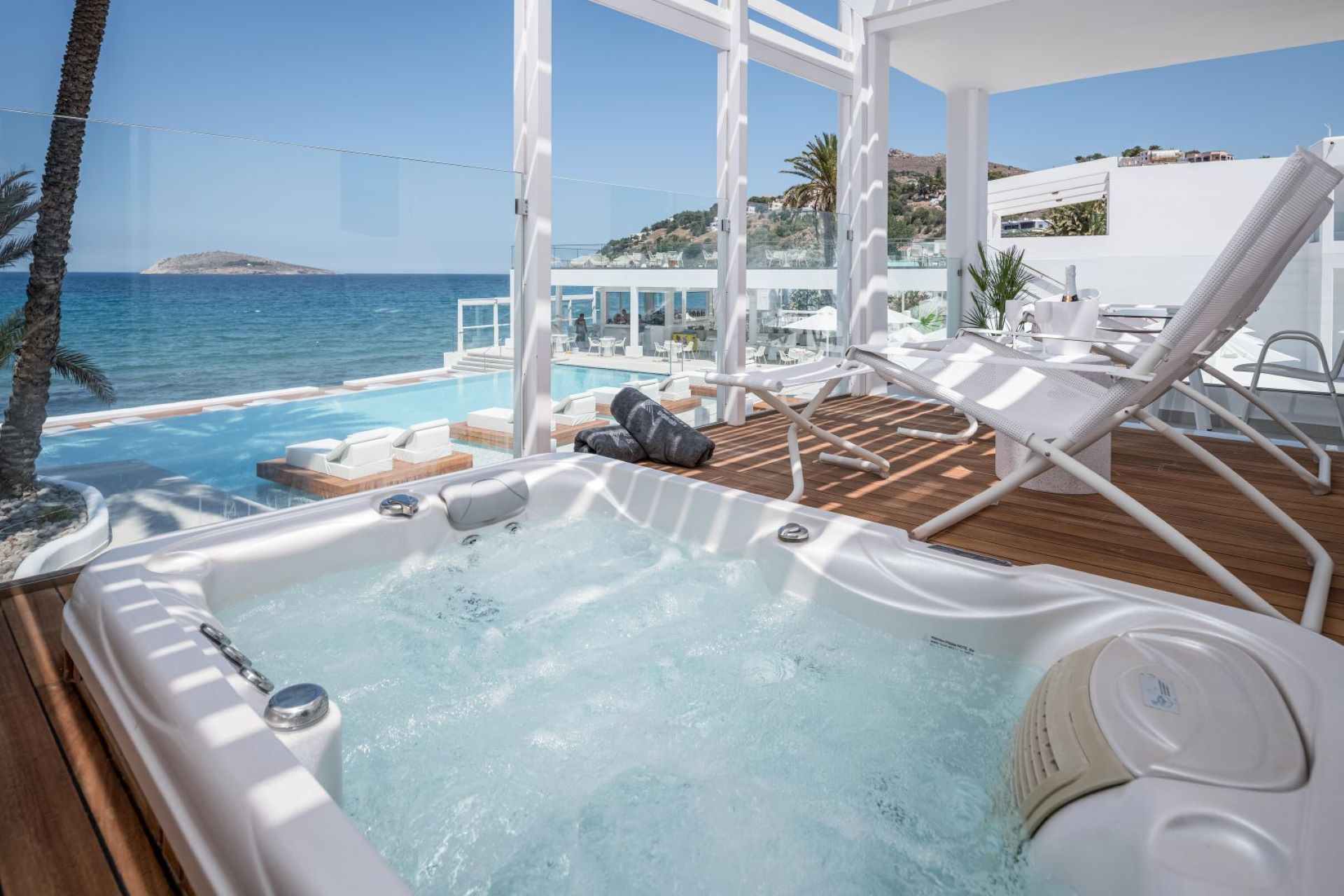 SUNSET SUITE SEA VIEW WITH OUTDOOR JACUZZI