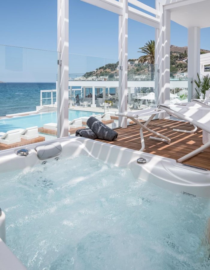 SUNSET SUITE SEA VIEW WITH OUTDOOR JACUZZI